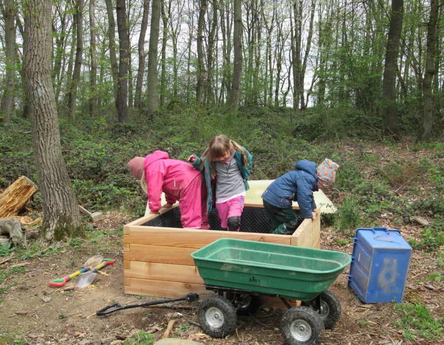 Naturschutzgemeinschaft Vinxtbachtal spendet Hochbeet an den Waldkindergarten Waldorf